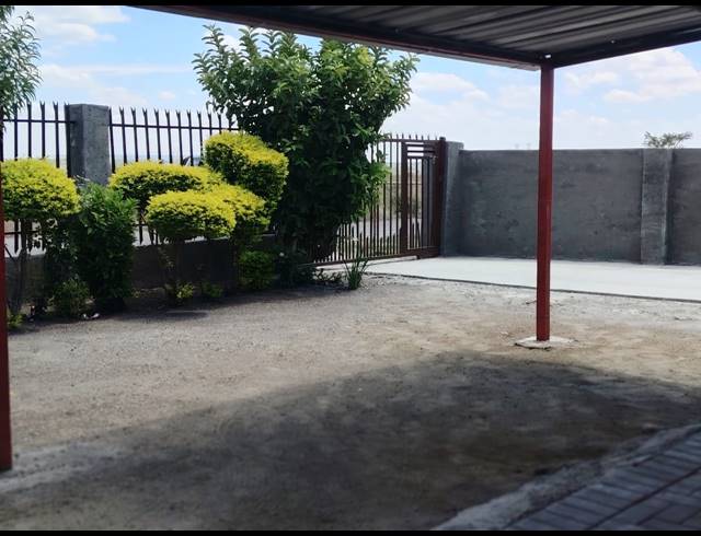 3 BEDROOM HOUSE FOR SALE IN SERALENG